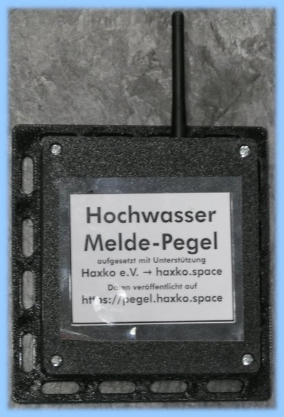 Geschlossene Pegel-Box mit Beschriftung